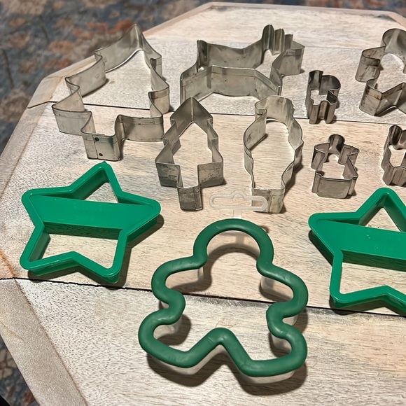 Cookie cutters vintage metal & new plastic. Christmas trees, Santa, Angels, etc - Picture 2 of 4